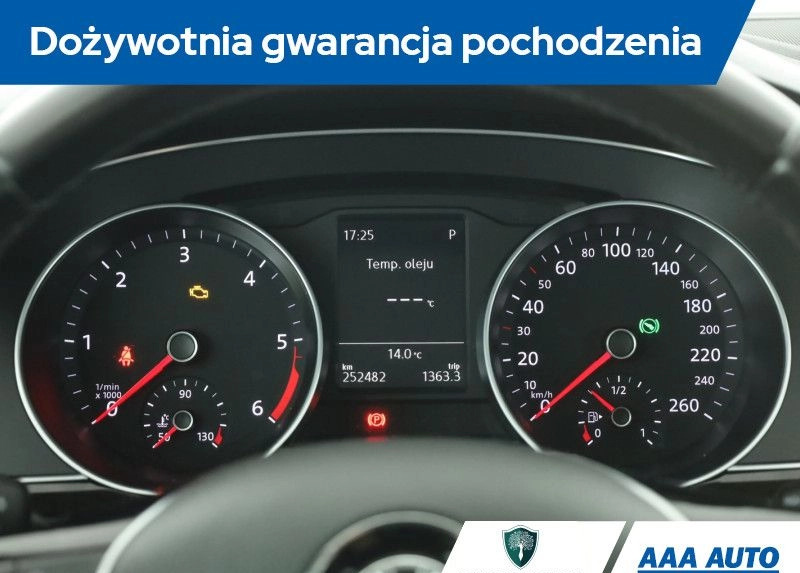 Volkswagen Passat cena 51000 przebieg: 252471, rok produkcji 2015 z Różan małe 211